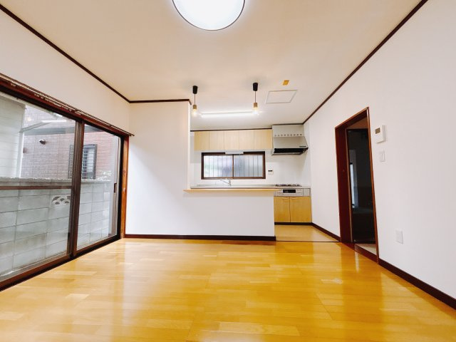 【中古戸建】安中市大竹の居間・リビング|■リビング｜出来上がった料理を運びやすいダイニング♪お料理中も家族との会話がはずみます♪