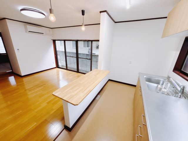 【中古戸建】安中市大竹のキッチン|■キッチン｜ワークトップの幅が広く、お子様といっしょにお料理をつくったり、ちょっとしたパーティーも楽しめます。フラットなのでお掃除がしやすいのもポイントです♪