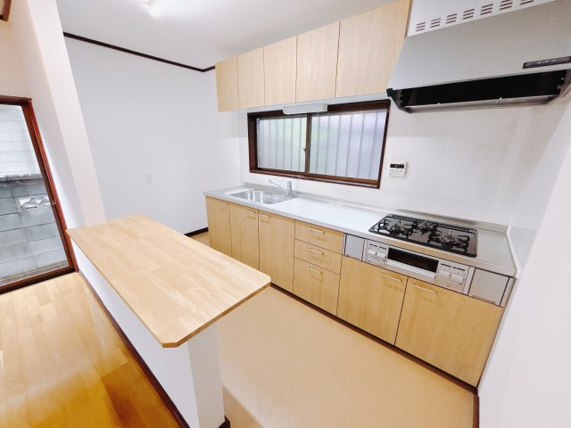 【中古戸建】安中市大竹のキッチン|■キッチン｜ワークトップ下には、圧力鍋やパスタ鍋などのかさばる調理器具もラクラク収納可能なスライド収納！ものが溢れがちなキッチン回りもスッキリきれいに管理ができます♪