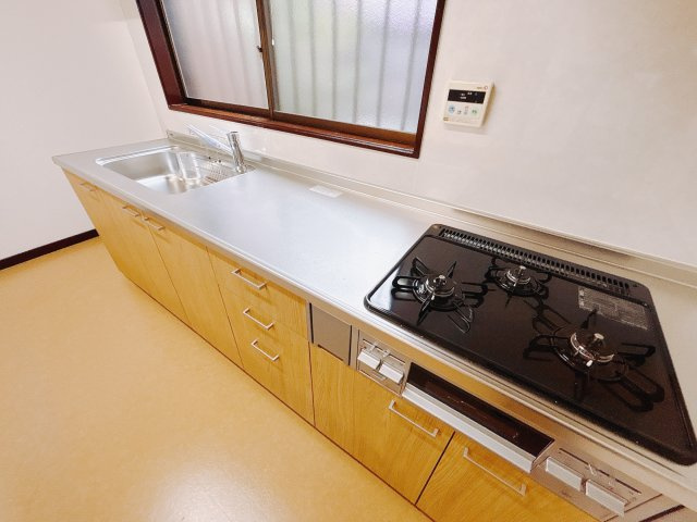 【中古戸建】安中市大竹のキッチン|■キッチン｜全スライド式収納キッチン♪お皿や鍋の出し入れもラクラクです（＾＾）！