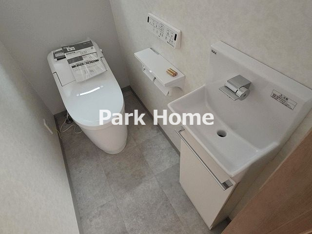 高知市鴨部　新築戸建てのトイレ|トイレは２ヶ所に設置されているため、朝の忙しい時間帯に家族の準備が重なってもストレスなく利用できます。