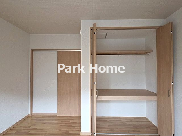 高知市鴨部　新築戸建ての収納|１F:7洋室クローゼット…豊富な収納スペースを完備し、部屋をいつでもすっきりと片付けて広々と有効に使えます。