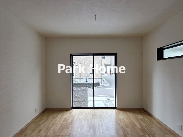 高知市鴨部　新築戸建ての居間・リビング|１F:16LDK：採光を考慮した間取りで明るく開放感のあるLDKを実現