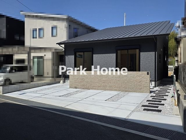 高知市鴨部　新築戸建ての駐車場|並列２台分の駐車スペースを確保し朝の忙しい時間も駐車が楽々。