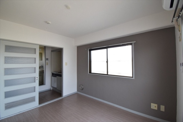 コーポ御幸の洋室|落ち着いた色調の洋室です