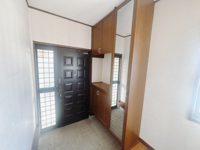 【中古戸建】高崎市江木町の玄関|■玄関｜収納豊富な玄関♪全身ミラー付き収納もあり、お出かけ前の身だしなみチェックもバッチリです！