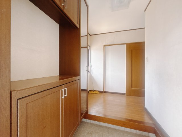 【中古戸建】高崎市江木町の玄関|■玄関｜「玄関から、我が家を心地よく。自然の風や光を感じられる気持ちのいい玄関へ。」永く居心地のいい暮らしを演出する快適性能と安心を両立させたドアを採用しました！