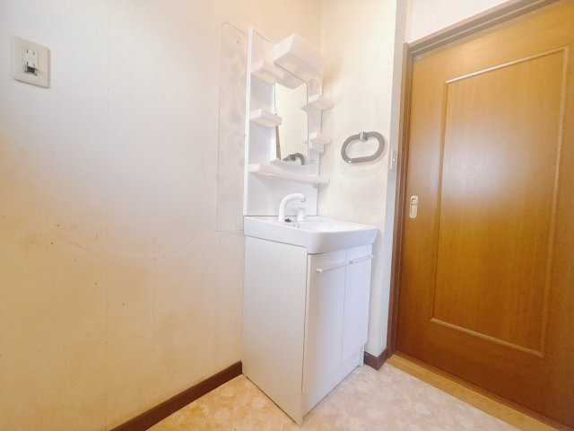 【中古戸建】高崎市江木町の独立洗面台|■洗面室｜大きな鏡で朝の身支度もラクラク♪毎日の忙しい準備が楽しくなる洗面所です(^^♪