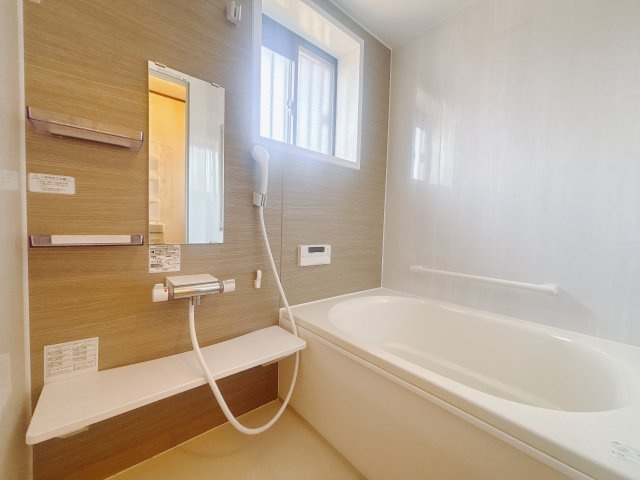 【中古戸建】高崎市江木町の浴室|■浴室｜デザイン性に優れた浴室♪1日の疲れを癒す、ゆったりとしたバスタイムをぜひお過ごしください(*＾＾*)大きな窓付きで嬉しい♪