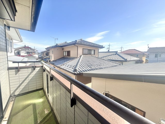 【中古戸建】高崎市江木町のバルコニー|■バルコニー｜あたたかな陽のひかりを浴びることのできるバルコニー。お洗濯物やお布団を干せば、家族みんなが気持ちよく暮らすことができます(*^^*)