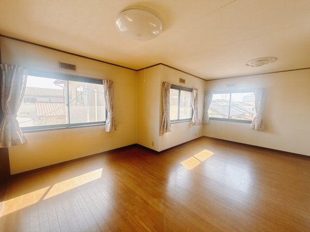 【中古戸建】高崎市江木町の洋室|■2階洋室｜ナチュラルカラーの床です。模様替えなどとても楽しく工夫できます♪陽当たり、風通しもとても良いので毎日快適な生活スタートです！子供部屋にも良いですね♪