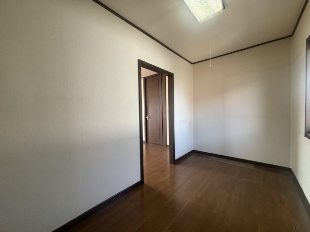 【中古戸建】高崎市江木町の収納|■WIC｜主寝室には夢のウォークインがございます♪お洋服やバッグだけでなく、増えていくお洋服やご家族での思い出の品もしっかりと収納します( ＾＾ )