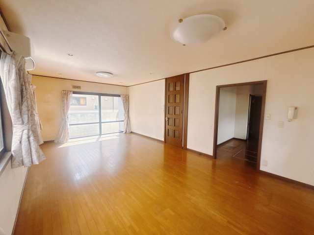 【中古戸建】高崎市江木町の居間・リビング|■リビング｜窓から射し込む陽射しが縦横に広がり、あたたかな空間が形づくられています。ここはご家族の笑顔集まる憩いの空間です( ＾＾ )