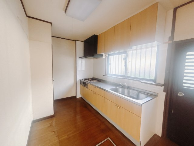 【中古戸建】高崎市江木町のキッチン|■キッチン｜ワークトップの幅が広く、お子様といっしょにお料理をつくったり、ちょっとしたパーティーも楽しめます。フラットなのでお掃除がしやすいのもポイントです♪