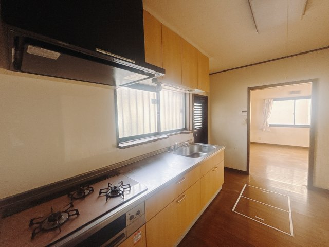 【中古戸建】高崎市江木町のキッチン|■キッチン｜ワークトップ下には、圧力鍋やパスタ鍋などのかさばる調理器具もラクラク収納可能なスライド収納！ものが溢れがちなキッチン回りもスッキリきれいに管理ができます♪