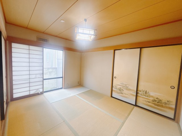 【中古戸建】高崎市江木町の和室|■1階和室｜和室でしか味わえない畳ならではの香りや素材で和のやすらぎを感じてください♪休日はお子様とお昼寝するのにも最適です！