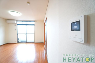 【セキュリティ】 | モニター付きドアホンで安心確認（同仕様写真）