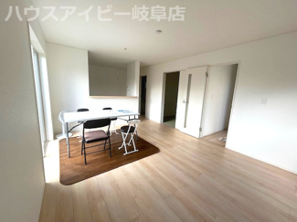 【居間・リビング】 | 各務原市那加新田町新築建売残り1棟！新那加駅10分！那加第一小学校まで9分！お車3台以上可能！ | 各務原市那加新田町新築建売残り1棟！新那加駅10分！那加第一小学校まで徒歩9分！お車3台以上可能！