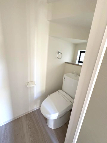 【トイレ】 | 福岡市東区雁の巣1丁目4期　1号棟（全2棟）【仲介手数料無料・0円】 | 現地写真。1階のトイレです。