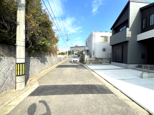 【その他】 | 福岡市東区雁の巣1丁目4期　1号棟（全2棟）【仲介手数料無料・0円】 | 現地写真。前面道路です。