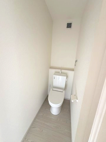 【トイレ】 | 福岡市東区雁の巣1丁目4期　1号棟（全2棟）【仲介手数料無料・0円】 | 現地写真。2階にもトイレです。
