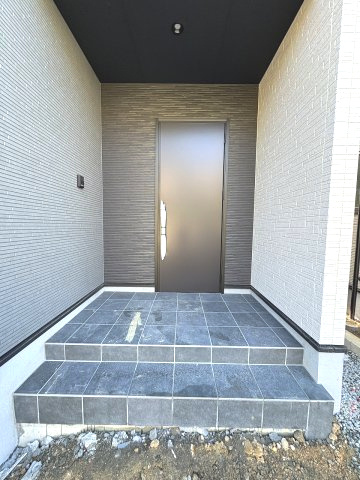 【玄関】 | 福岡市東区雁の巣1丁目4期　1号棟（全2棟）【仲介手数料無料・0円】 | 現地写真。