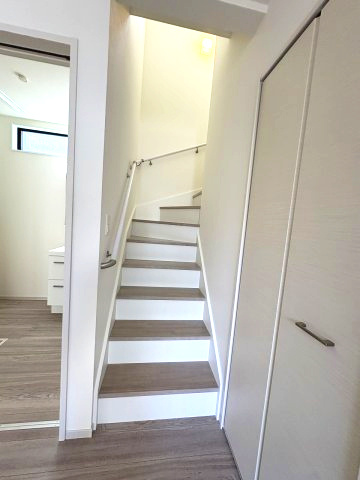 【内装】 | 福岡市東区雁の巣1丁目4期　1号棟（全2棟）【仲介手数料無料・0円】 | 現地写真。2階へ上がる階段です。手摺もついて安全ですね。