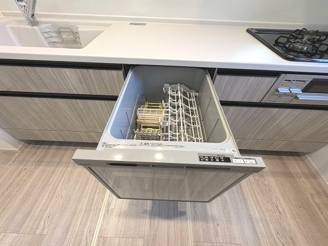 【キッチン】 | 福岡市東区雁の巣1丁目4期　1号棟（全2棟）【仲介手数料無料・0円】 | 現地写真。食洗器が付いてます。