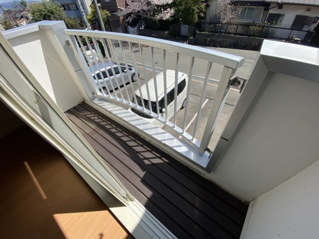 コントラーダ逆瀬川のバルコニー|暖かな日差しのふりそそぐバルコニー