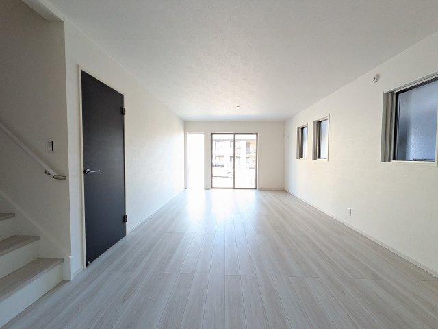 八王子市　長房町　新築一戸建て　４期の居間・リビング|～20.0帖の明るいLDKで、家族団欒の時間をお過ごしいただけます～