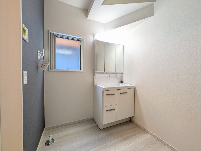 八王子市　長房町　新築一戸建て　４期の脱衣所|～窓付きで明るい洗面所　換気もしやすいです～