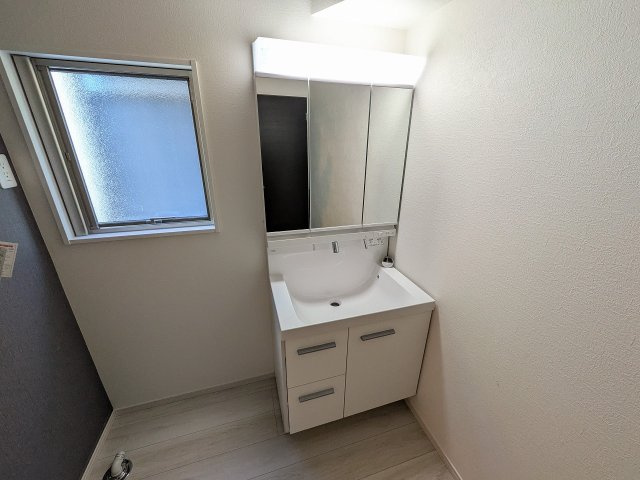 八王子市　長房町　新築一戸建て　４期の独立洗面台|～３面鏡付きの独立洗面台　細々している物をスッキリ収納出来ます～