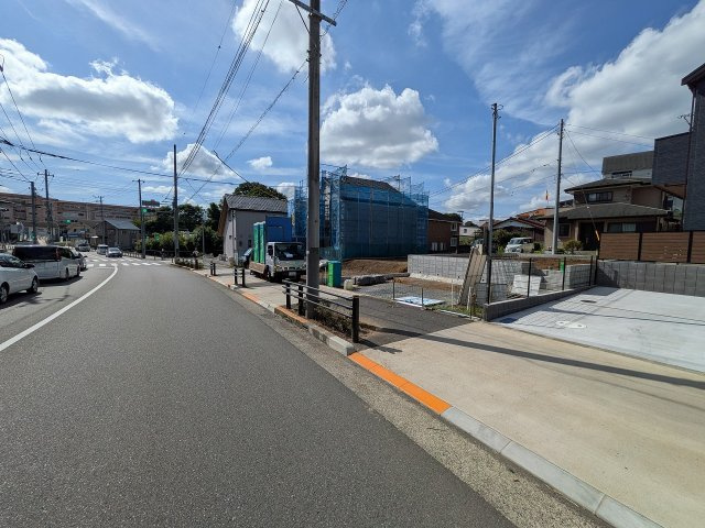 八王子市　長房町　新築一戸建て　４期の前面道路含む現地写真|～東側16ｍ道路に面しています～