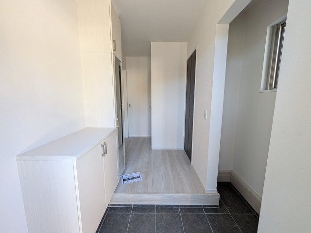 八王子市　長房町　新築一戸建て　４期の玄関|～シューズインクローク付き　物が溢れがちな玄関をスッキリとした状態に保てます～