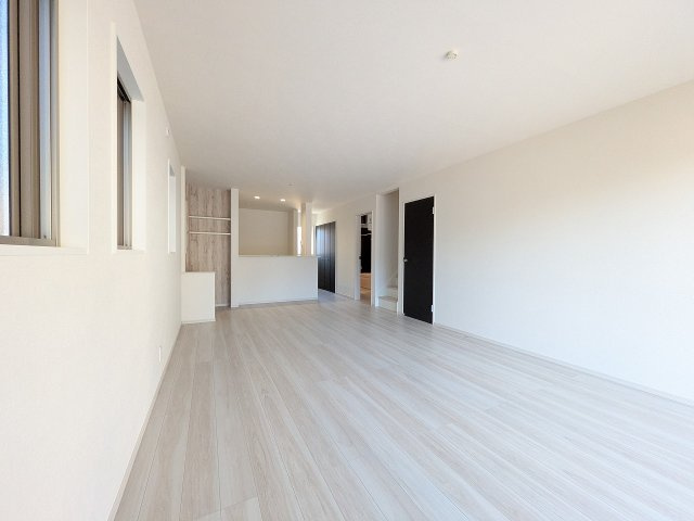 八王子市　長房町　新築一戸建て　４期の居間・リビング|～20.0帖の明るいLDKで、家族団欒の時間をお過ごしいただけます～