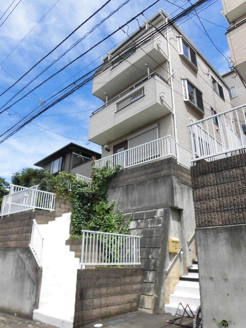 朝霞市幸町１丁目の中古一戸建の外観|急行停車駅の朝霞駅徒歩16分に位置するリフォーム済み中古戸建。
高台にあるため眺望良好です。
資料請求やご見学などお気軽にお問い合わせください。
