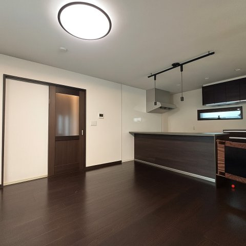 関宿台町　中古戸建の居間・リビング|※AIにより家具を消しております。イメージ画像になります。