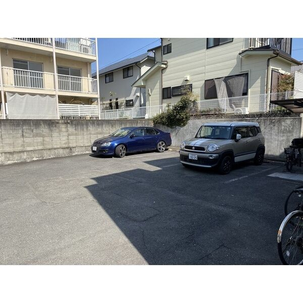ガーデン千里山の駐車場