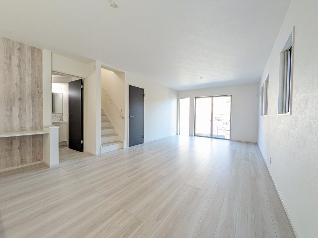 八王子市　長房町　新築一戸建て　４期の居間・リビング|～20.7帖の明るく開放感のあるLDK、家族団欒の時間をお過ごしいただけます～
