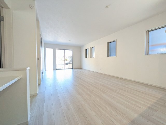 八王子市　長房町　新築一戸建て　４期の居間・リビング|～20.7帖の明るく開放感のあるLDK、家族団欒の時間をお過ごしいただけます～