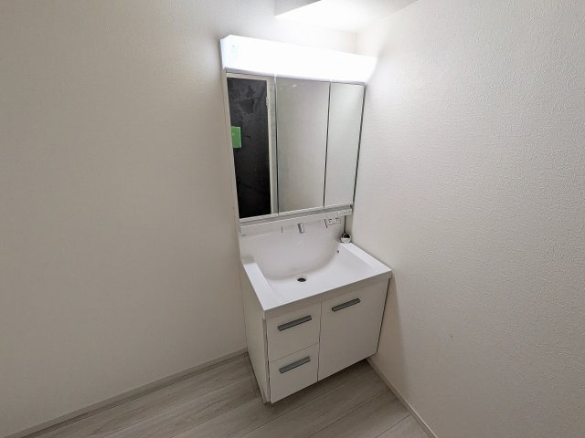 八王子市　長房町　新築一戸建て　４期の独立洗面台|～３面鏡付きの独立洗面台　細々している物をスッキリ収納出来ます～
