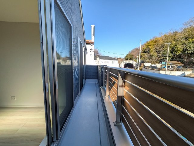八王子市　長房町　新築一戸建て　４期のバルコニー|～2部屋から出入り可能なバルコニーです～