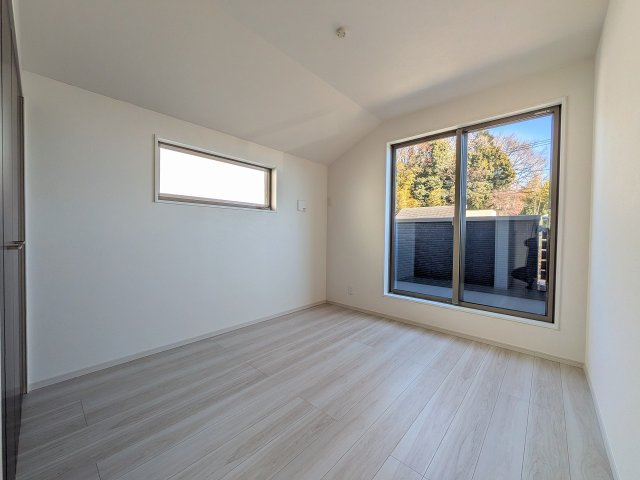 八王子市　長房町　新築一戸建て　４期の寝室|～2階バルコニーに面している5.2帖の洋室です～