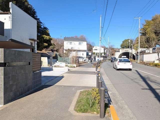 八王子市　長房町　新築一戸建て　４期の前面道路含む現地写真|～東側16ｍ道路に面しています～