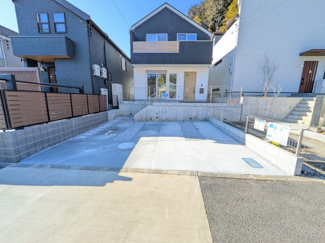 八王子市　長房町　新築一戸建て　４期の駐車場|～並列2台駐車可能カースペース～