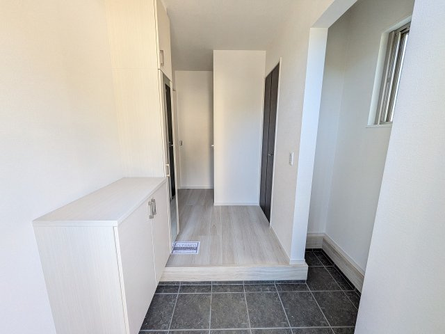 八王子市　長房町　新築一戸建て　４期の玄関|～シューズインクローク付き　物が溢れがちな玄関をスッキリとした状態に保てます～
