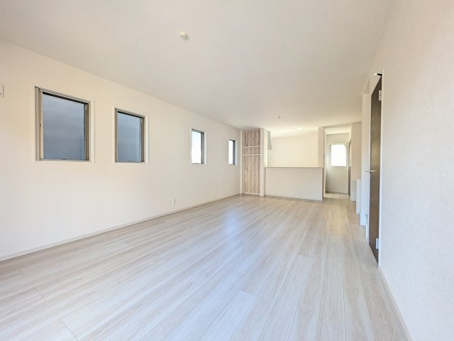 八王子市　長房町　新築一戸建て　４期の居間・リビング|～20.7帖の明るく開放感のあるLDK、家族団欒の時間をお過ごしいただけます～