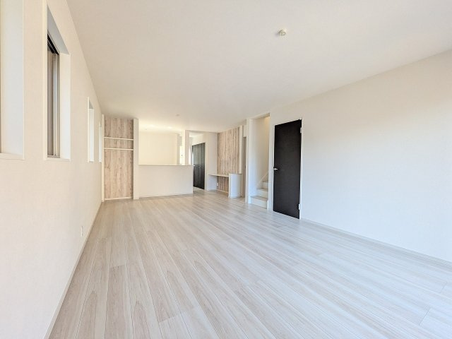 八王子市　長房町　新築一戸建て　４期の居間・リビング|～20.7帖の明るく開放感のあるLDK、家族団欒の時間をお過ごしいただけます～