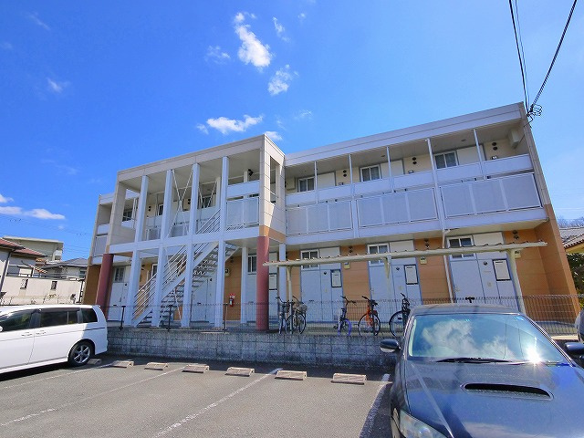 レオパレスいぶきの駐車場|広々した駐輪場です