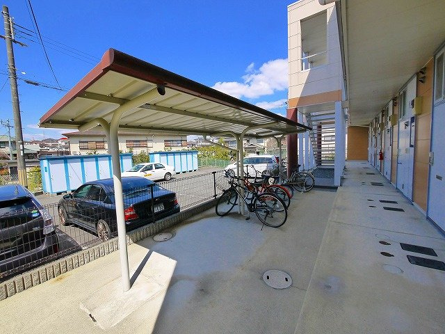 レオパレスいぶきのその他共用部分|家根付き駐輪場です